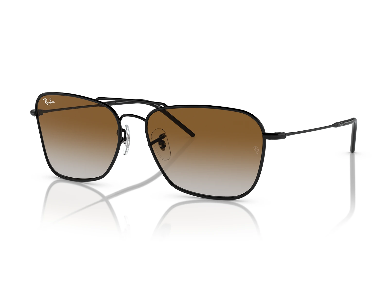 Gafas de Sol Ray-Ban Caravan Reverse RBR0102S 002/CB con marco color negro y les café degradé en vista diagonal