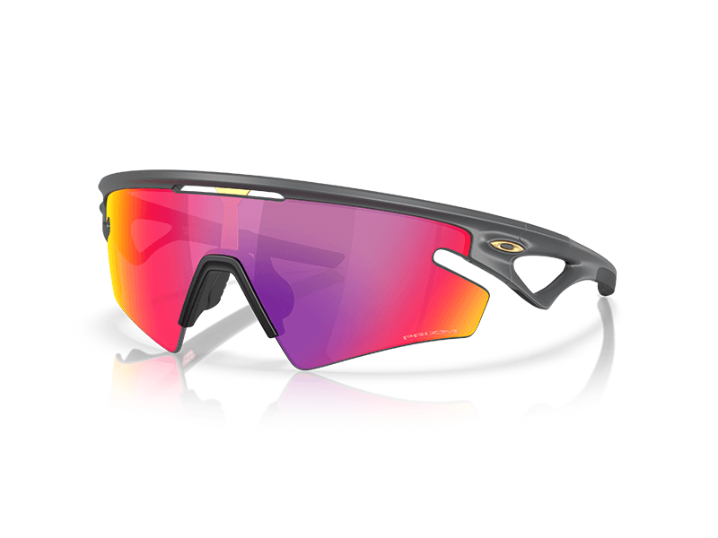 Gafas Oakley Sphaera Slash OO9499-06 en vista diagonal – diseño deportivo